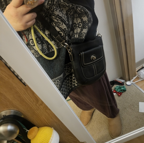 Vintage Coach Black Pebbled Leather Crossbody Bag with Turnlock Front Pocket. - Picture 14 of 14